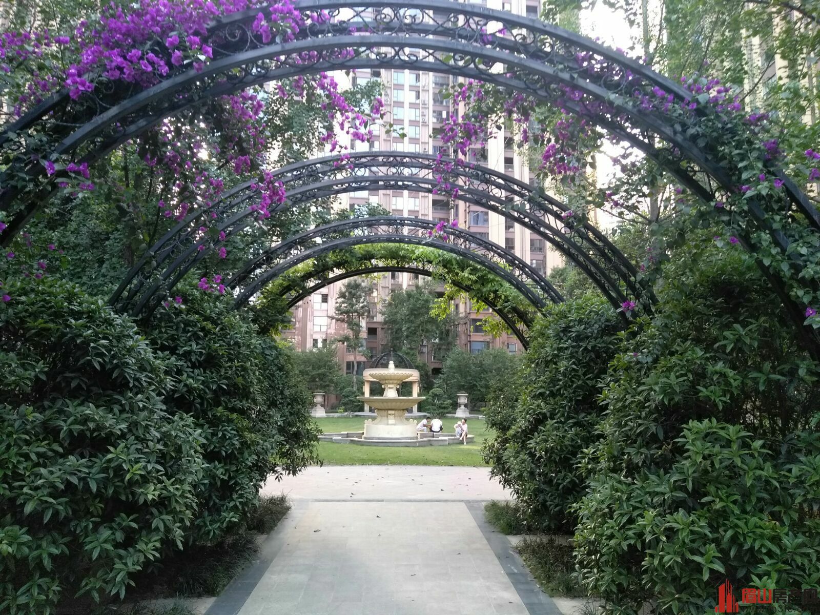 香颂城🔑33楼,面积89平,户型4/2/2精装带家具家电75.8万包证