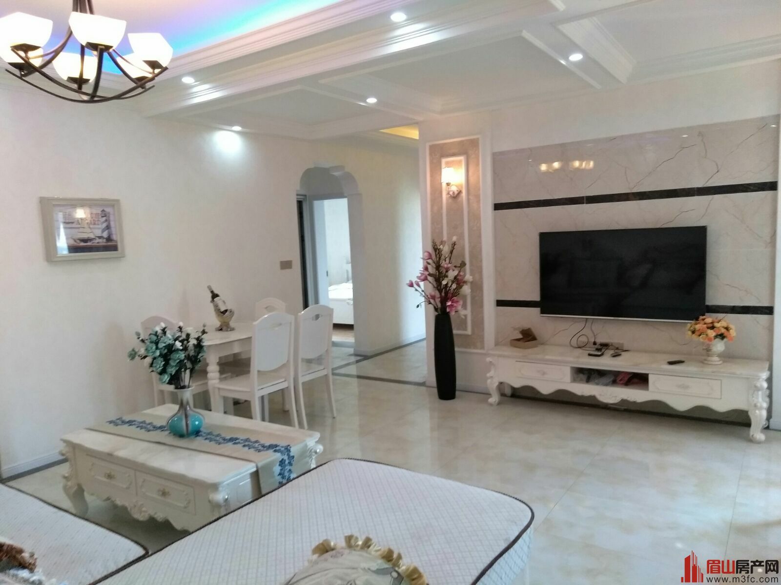 香颂城🔑33楼,面积89平,户型4/2/2精装带家具家电75.8万包证