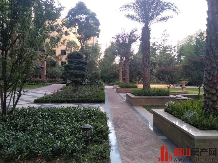 香颂城🔑33楼,面积89平,户型4/2/2精装带家具家电75.8万包证