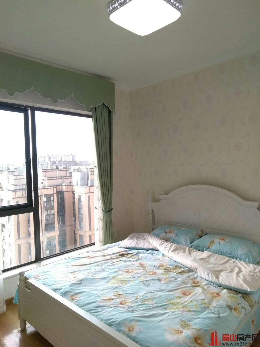 香颂城🔑33楼,面积89平,户型4/2/2精装带家具家电75.8万包证