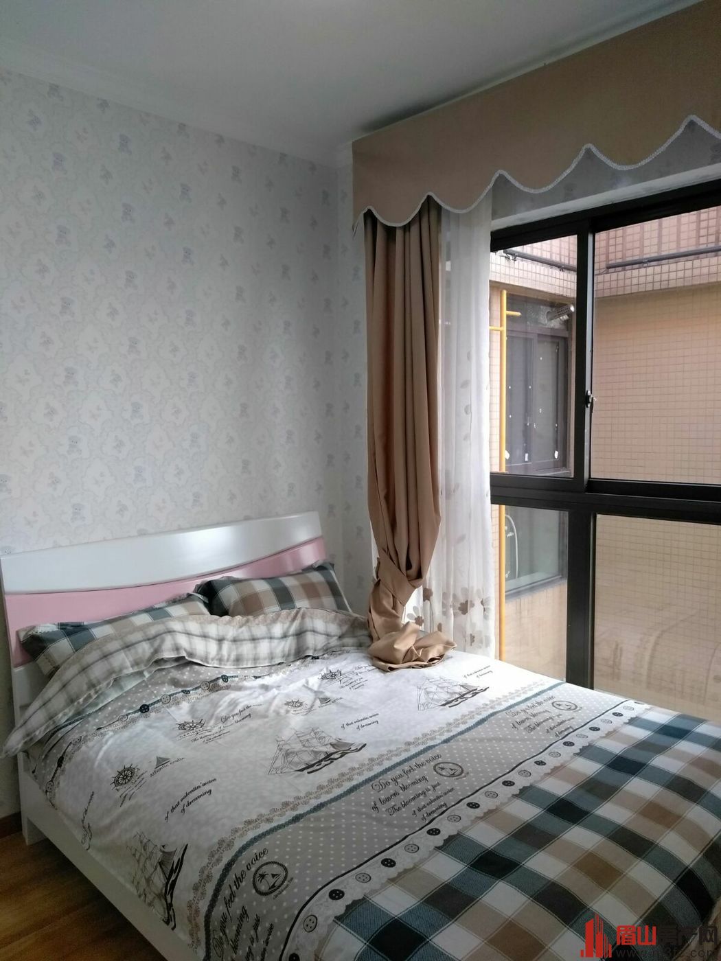 香颂城🔑33楼,面积89平,户型4/2/2精装带家具家电75.8万包证