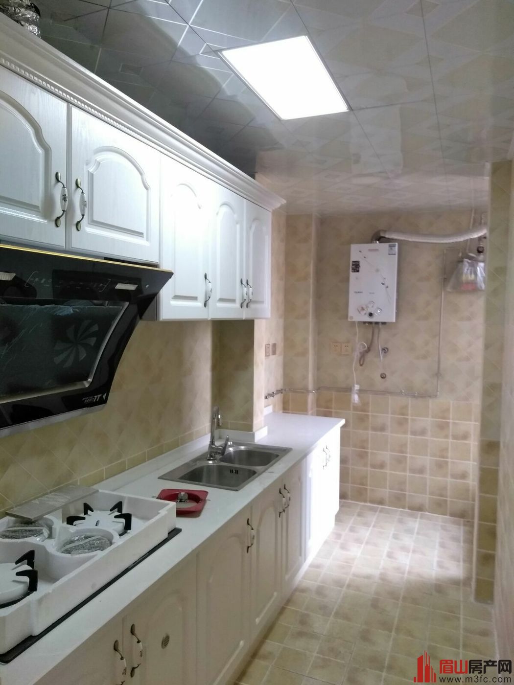 香颂城🔑33楼,面积89平,户型4/2/2精装带家具家电75.8万包证