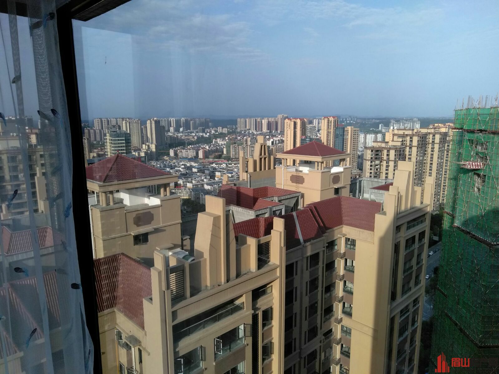 香颂城🔑33楼,面积89平,户型4/2/2精装带家具家电75.8万包证