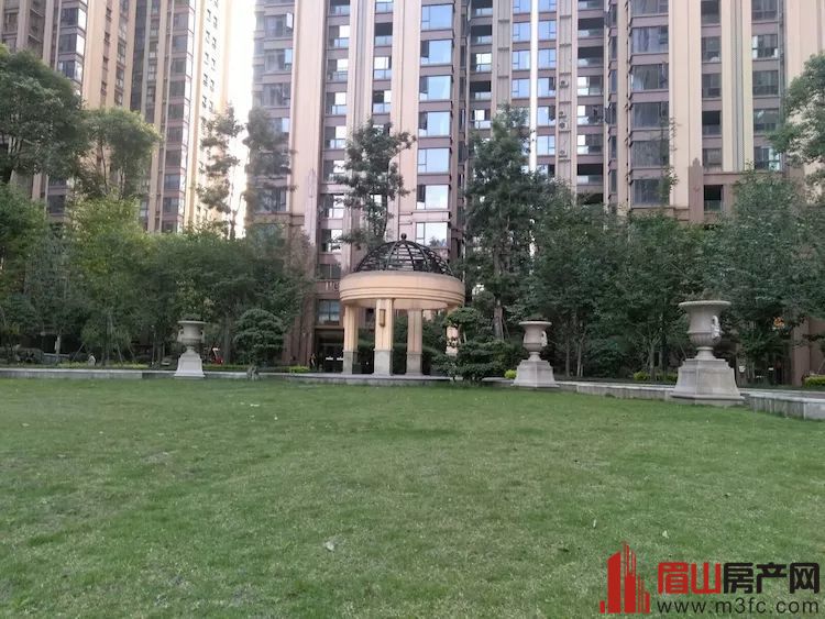 香颂城🔑33楼,面积89平,户型4/2/2精装带家具家电75.8万包证