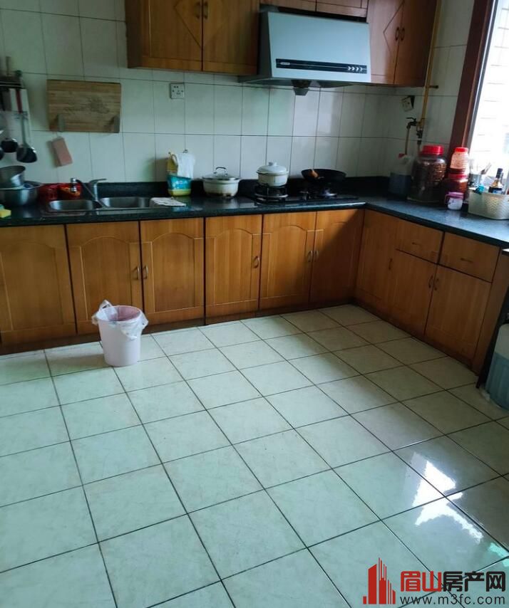 水厂家属区 3室2厅2卫 141㎡