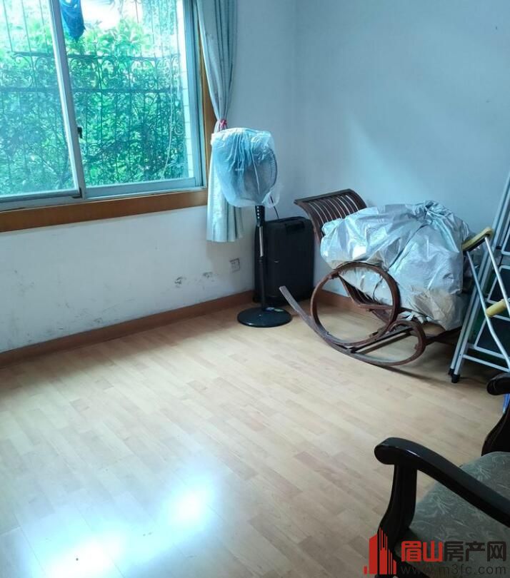 水厂家属区 3室2厅2卫 141㎡