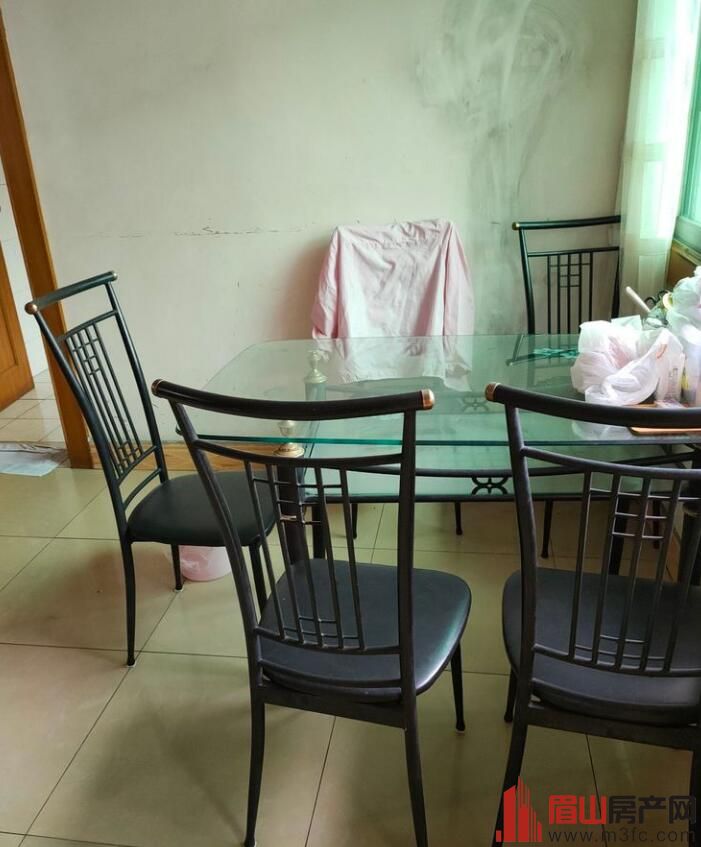 水厂家属区 3室2厅2卫 141㎡