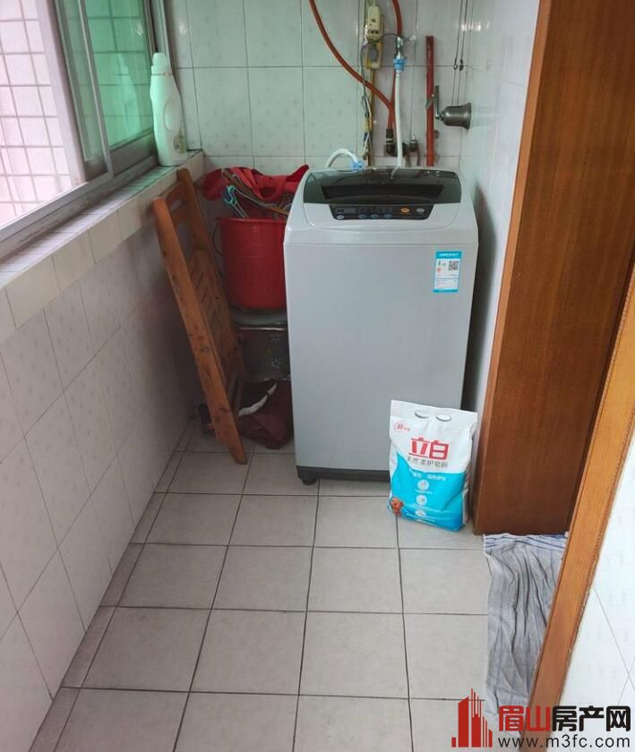 水厂家属区 3室2厅2卫 141㎡